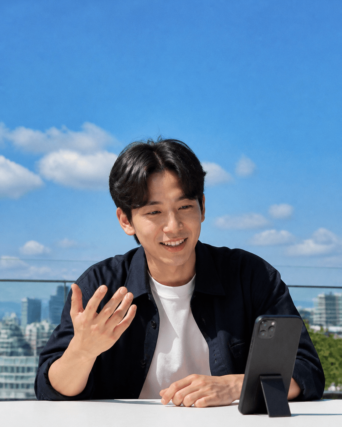 옥상에서 스마트폰으로 이야기를 전하는 성인 한국 남성 크리에이터
